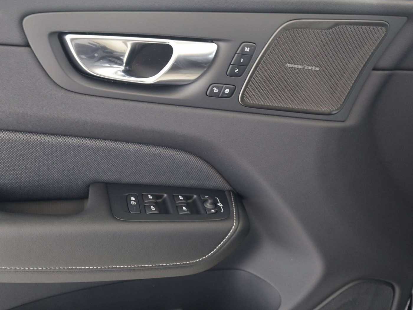 Volvo  Plus Black Edition*AWD*BLIS*HeadUp*SD*360°K