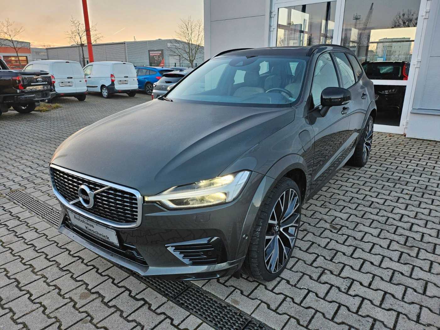 Volvo  R Design Plug-In Hybrid AWD Pano LED 22Zoll