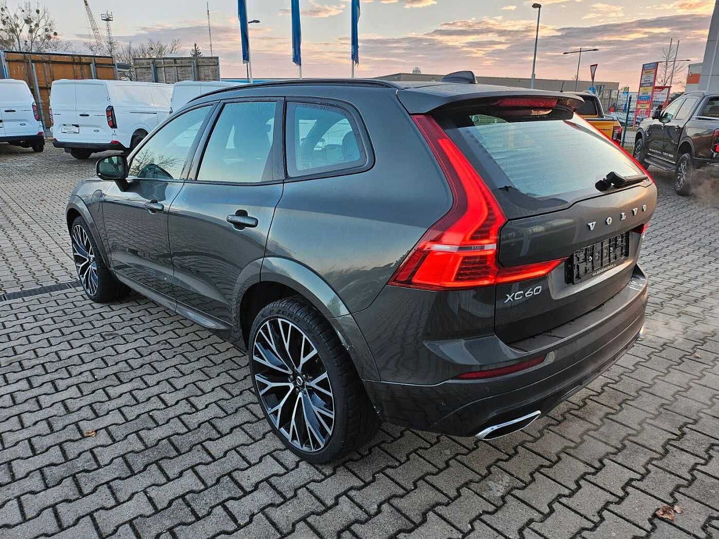 Volvo  R Design Plug-In Hybrid AWD Pano LED 22Zoll