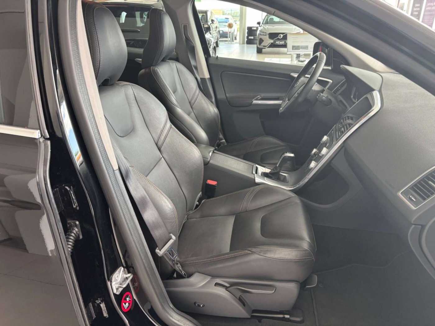 Volvo  D3 DPF 2WD Summum Klima Leder Einparkhilfe