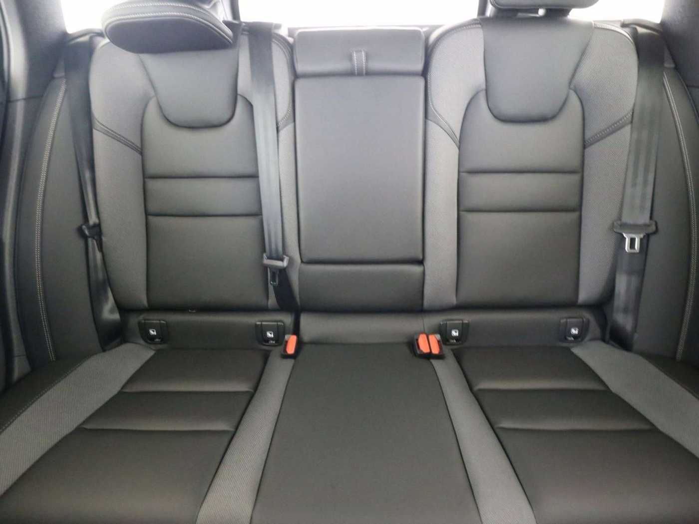 Volvo  B4 Kombi Plus Dark Standhzg 360°ACC H&K Pano