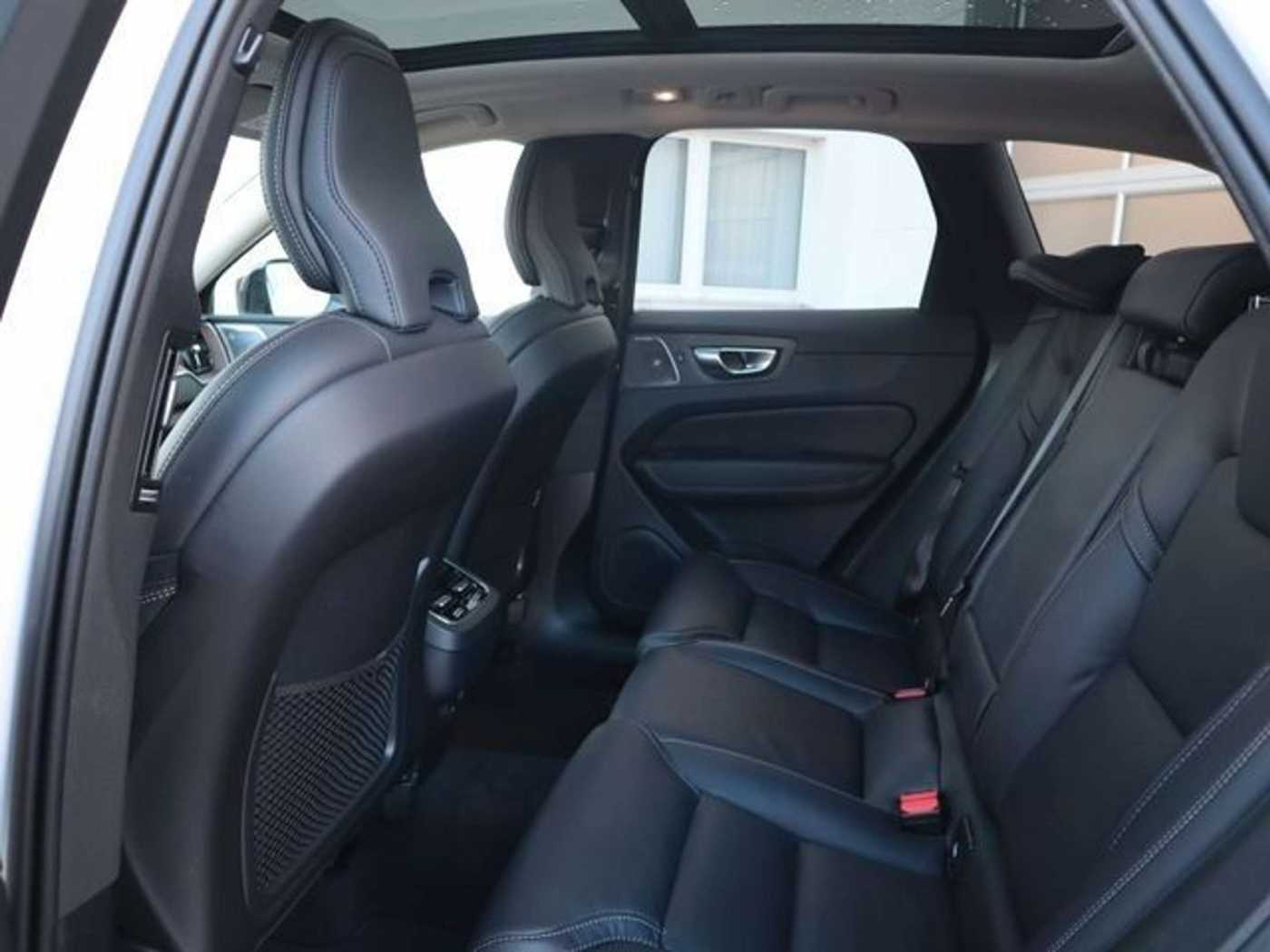 Volvo  B4 Ultimate Dark AWD B&W Massage SH Luftfwk