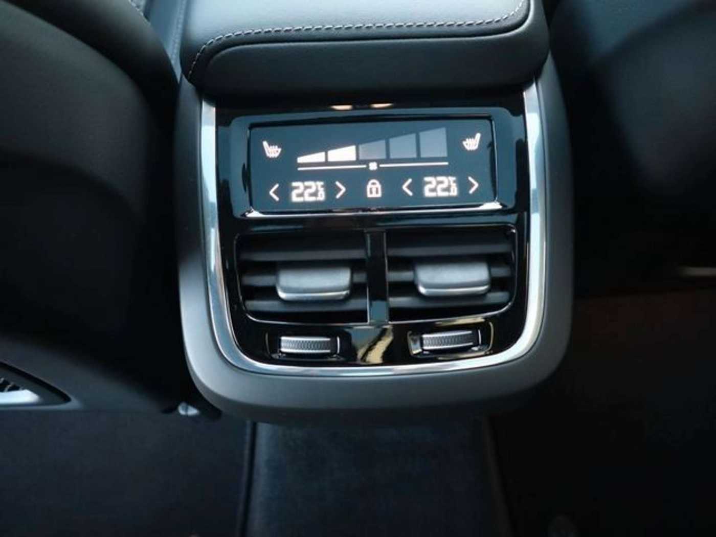 Volvo  B4 Ultimate Dark AWD B&W Massage SH Luftfwk