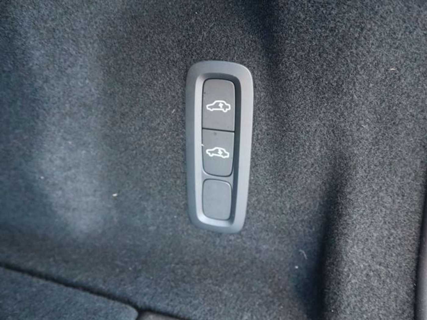 Volvo  B4 Ultimate Dark AWD B&W Massage SH Luftfwk