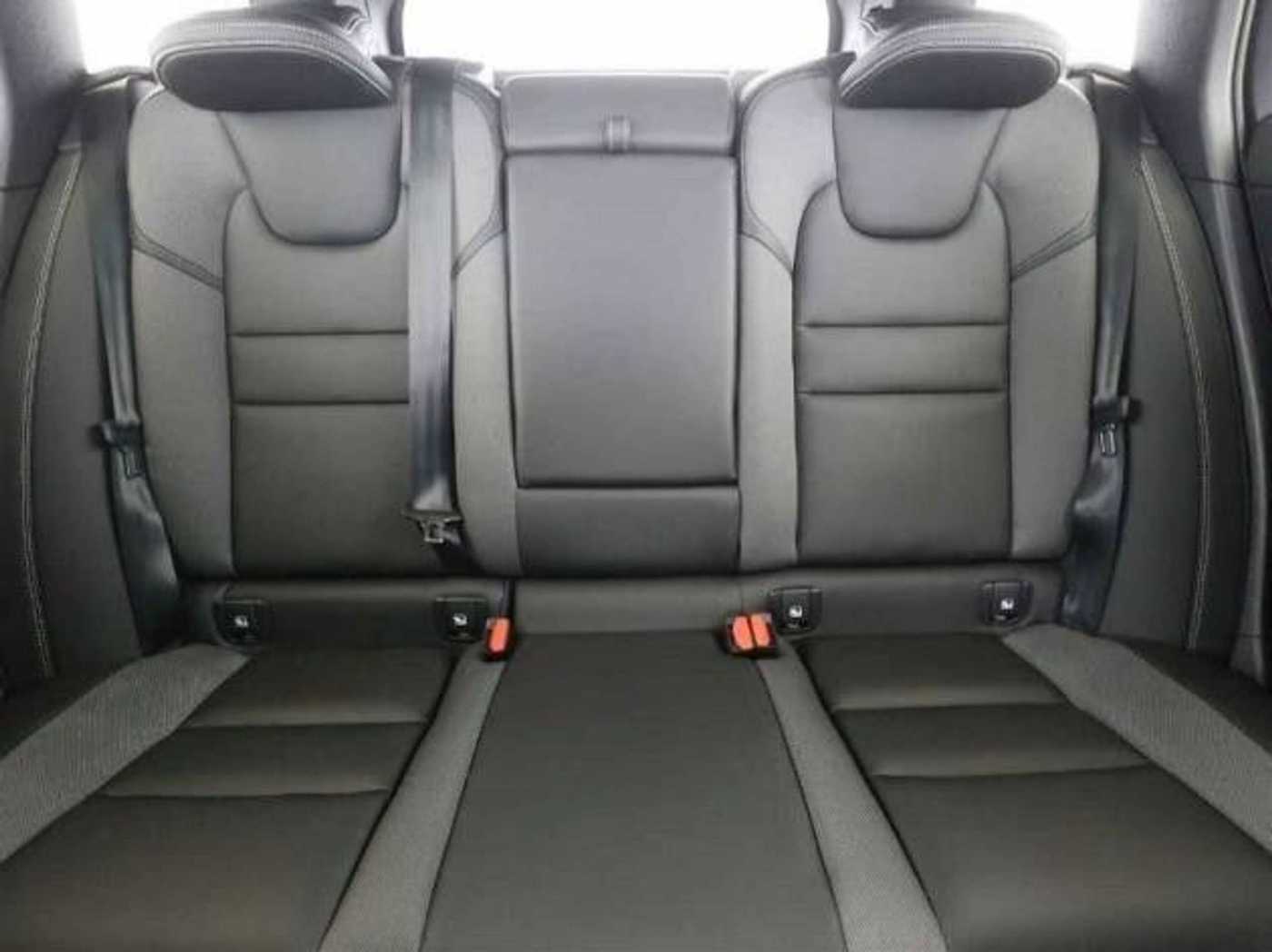 Volvo  B4 Kombi Plus Dark Standhzg ACC 360° H&K