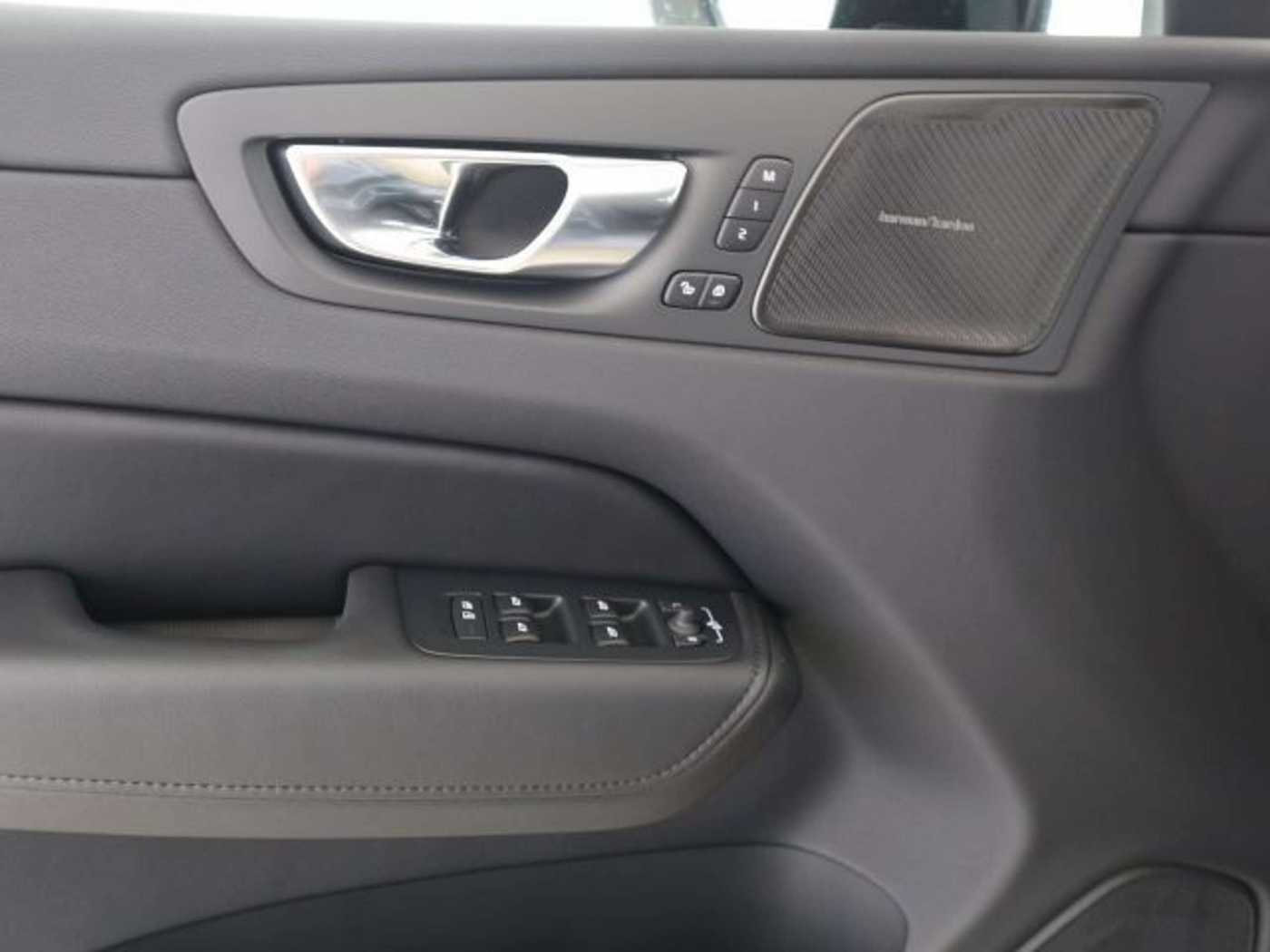 Volvo  T8 Plus Dark Plug-In Hybrid AWD 360° H&K