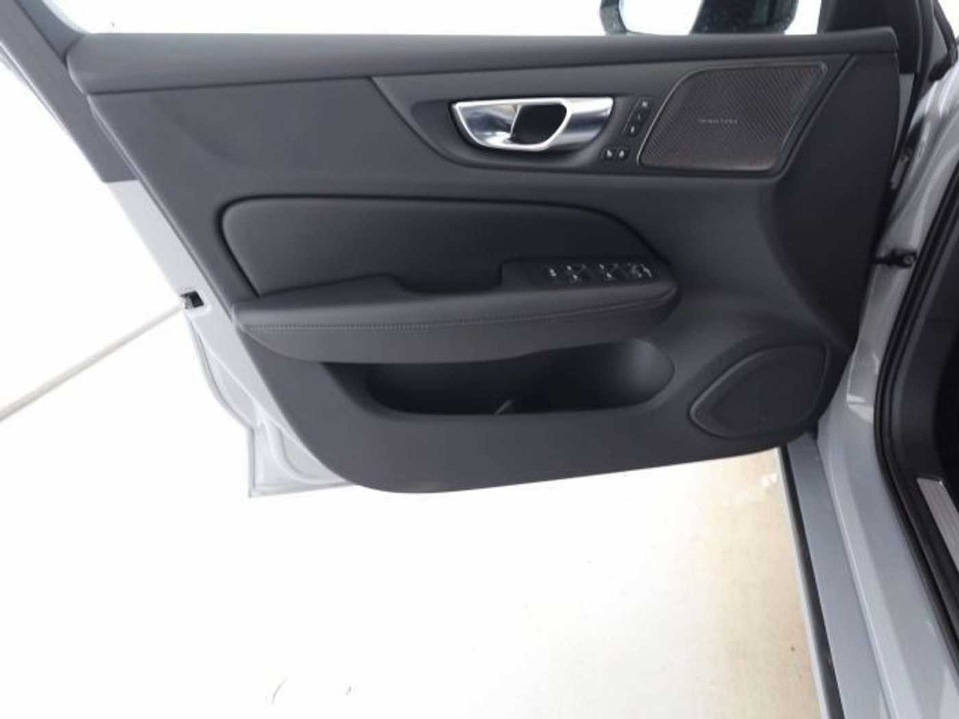 Volvo  Ultra Dark Plug-In Hybrid AWD 360°Akustik