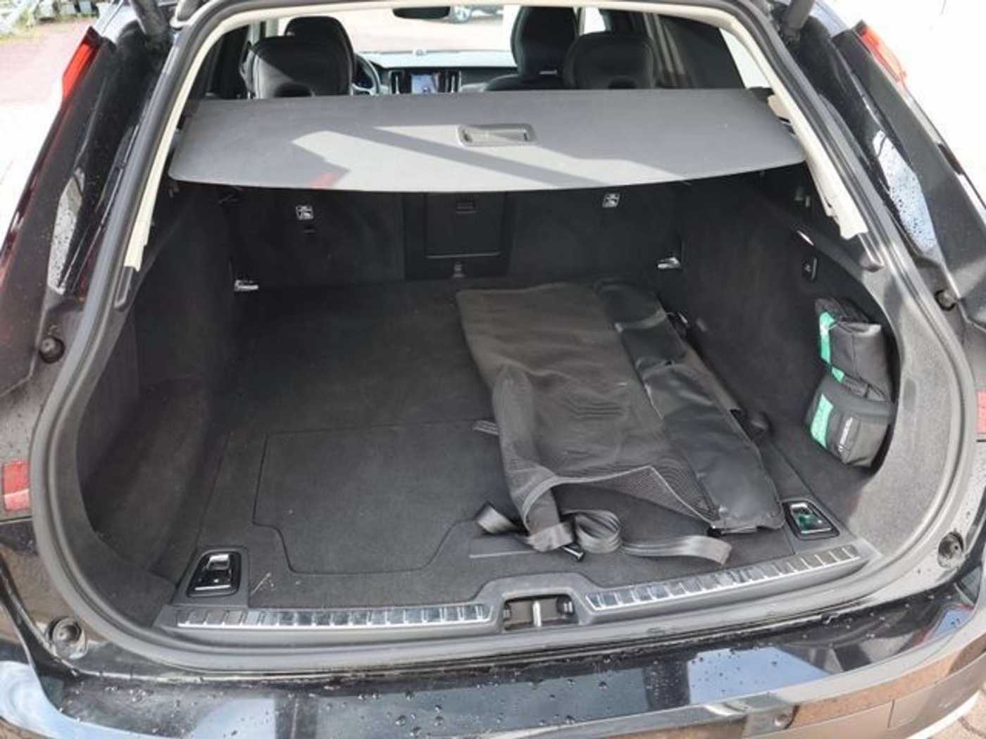 Volvo  V90 B5 Cross Country Ultimate AWD Massage B&W