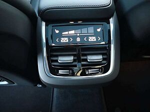 Volvo  B4 Ultimate Dark AWD B&W Massage SH Luftfwk