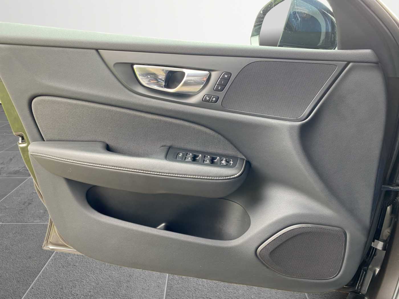 Volvo  Plus Dark Recharge