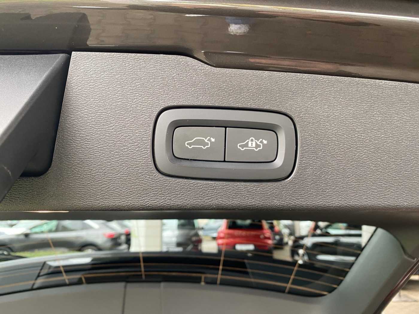 Volvo  Plus Dark Recharge
