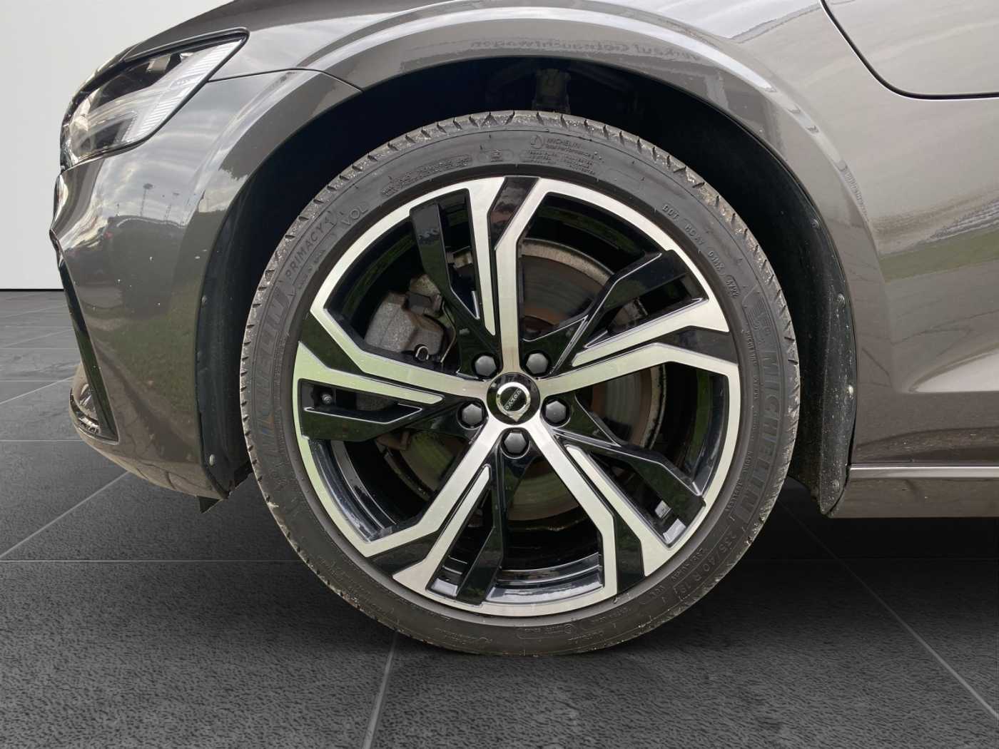 Volvo  Plus Dark Recharge