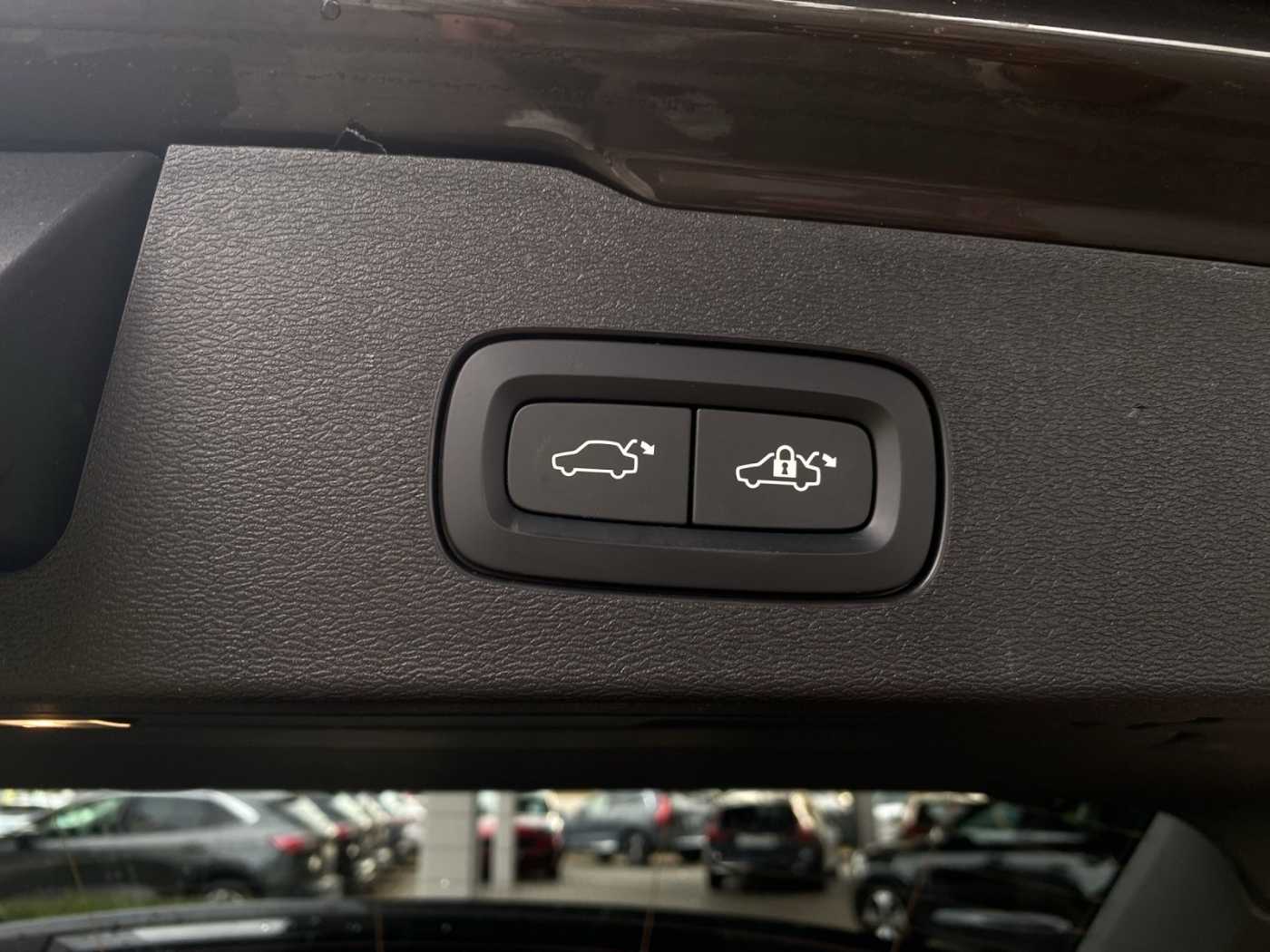 Volvo  Plus Dark Recharge