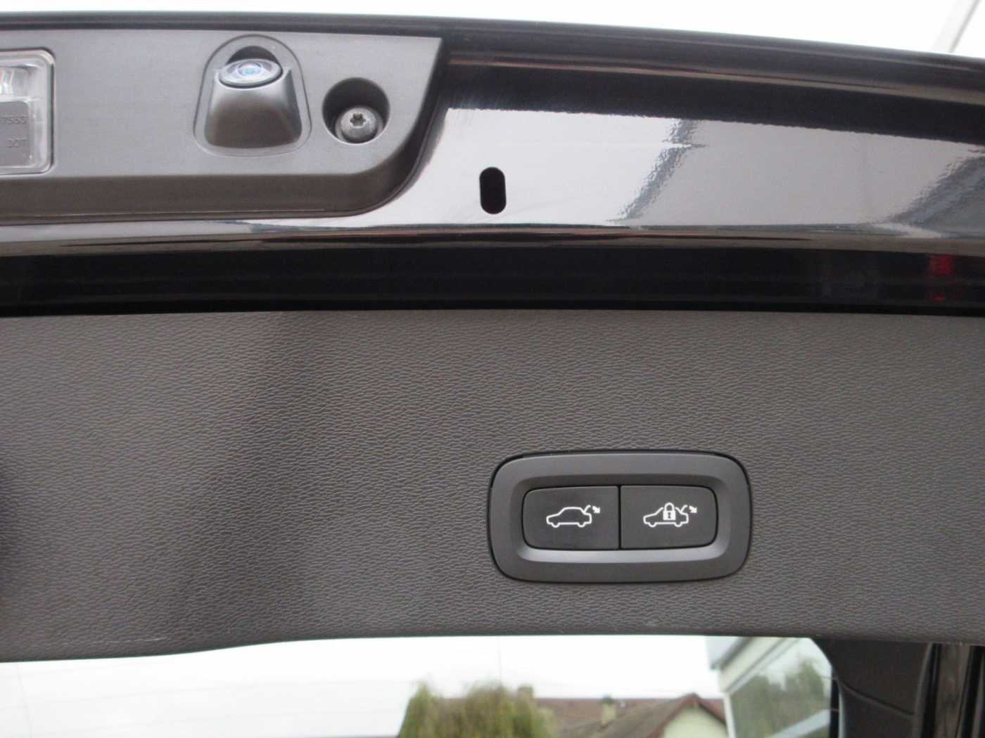 Volvo  Ultimate Recharge Pure Electric AWD