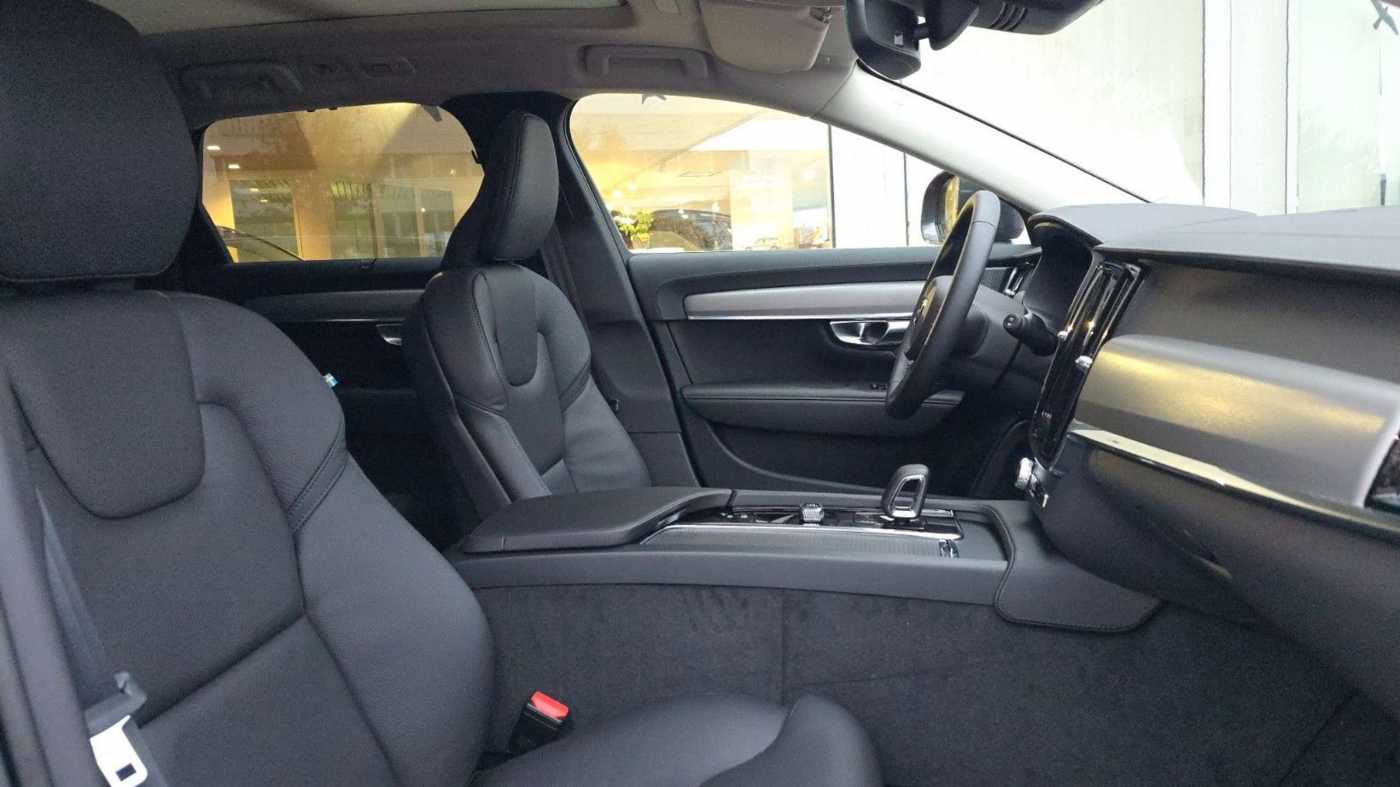 Volvo  B4 D AWD Plus Auto