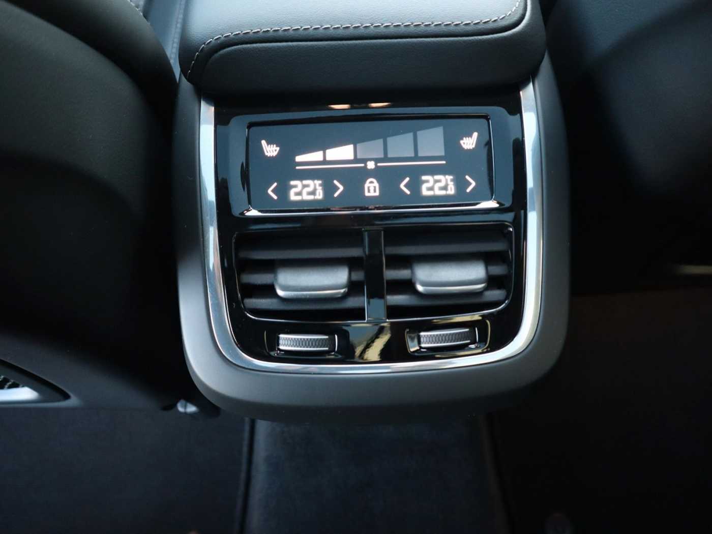 Volvo  B4 Ultimate Dark AWD*B&W*Massag*Standh*