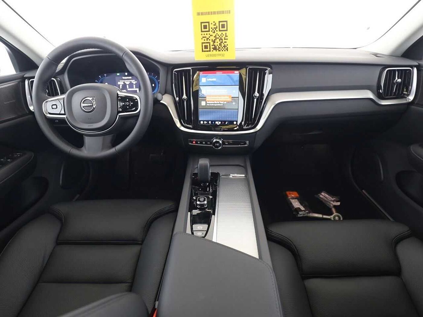 Volvo  B4 Plus Dark