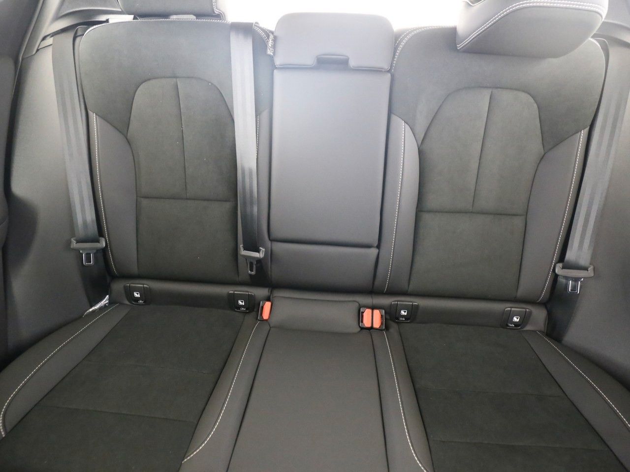 Volvo  B3 Plus Dark FWD