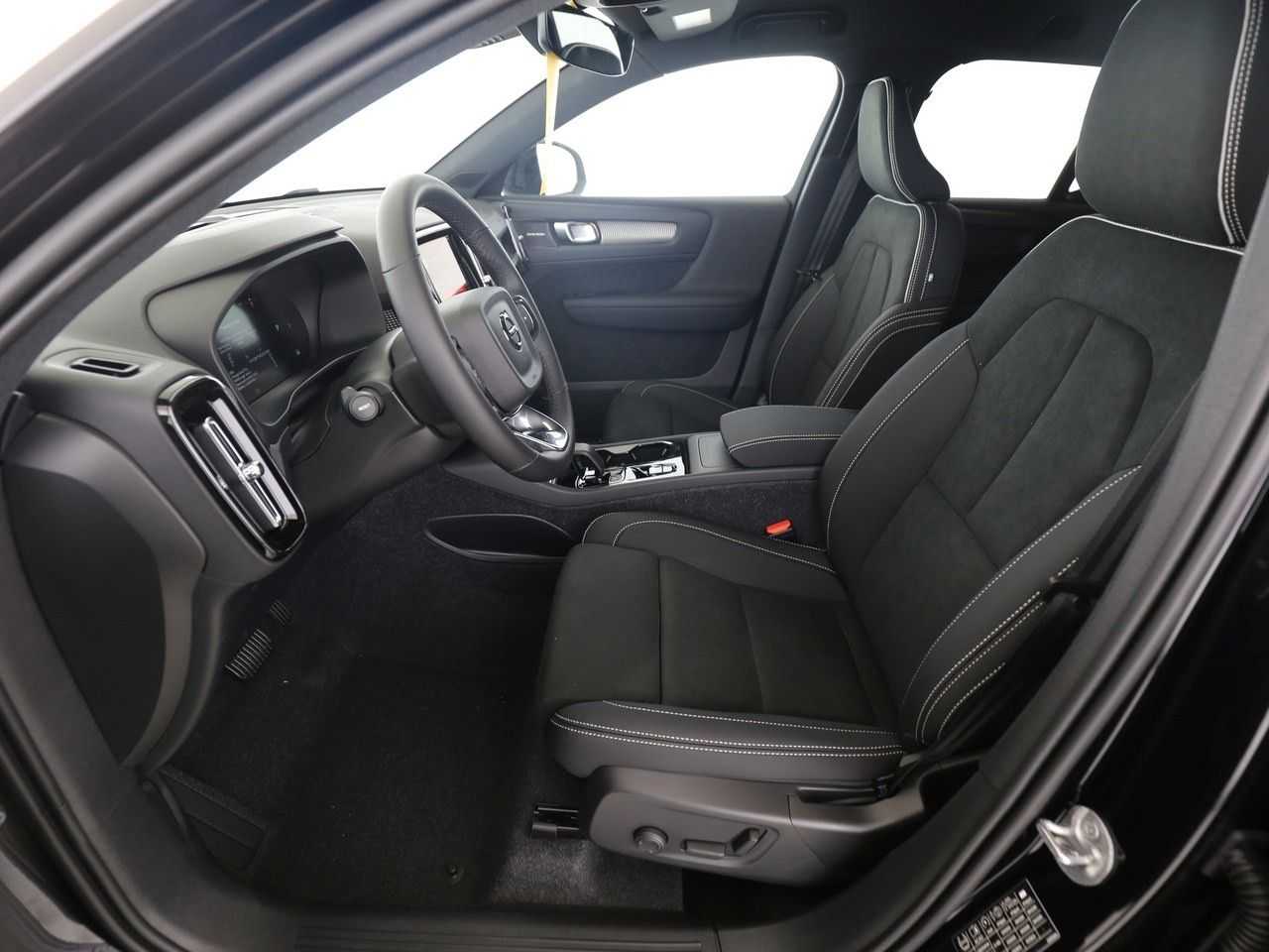 Volvo  B3 Plus Dark FWD