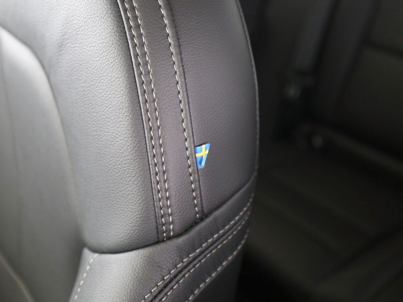 Volvo  B3 Plus Dark FWD