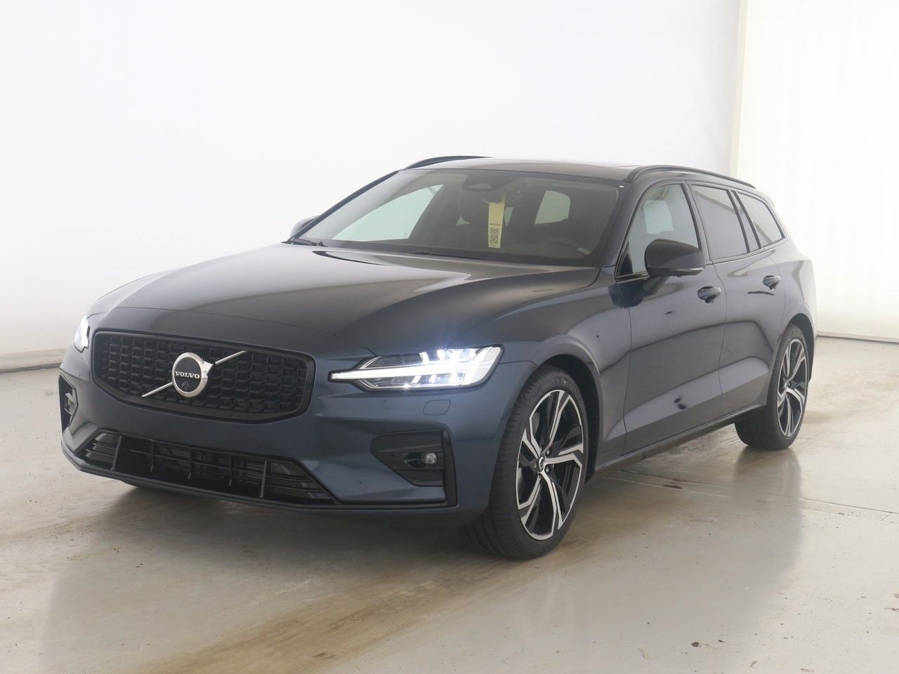 Volvo  B4 Plus Dark