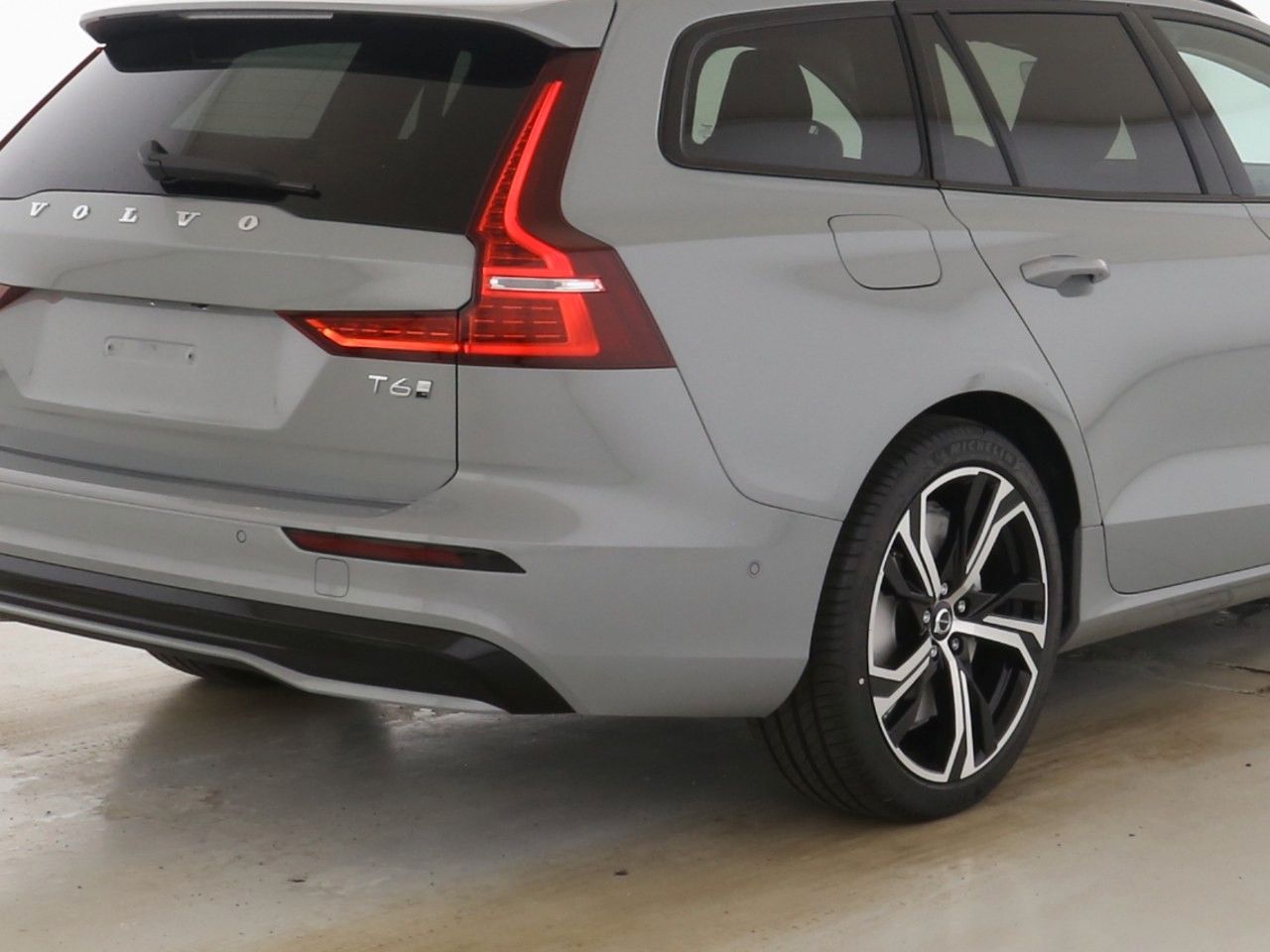 Volvo  T6 Plus Dark Recharge Plug-In Hybrid AWD
