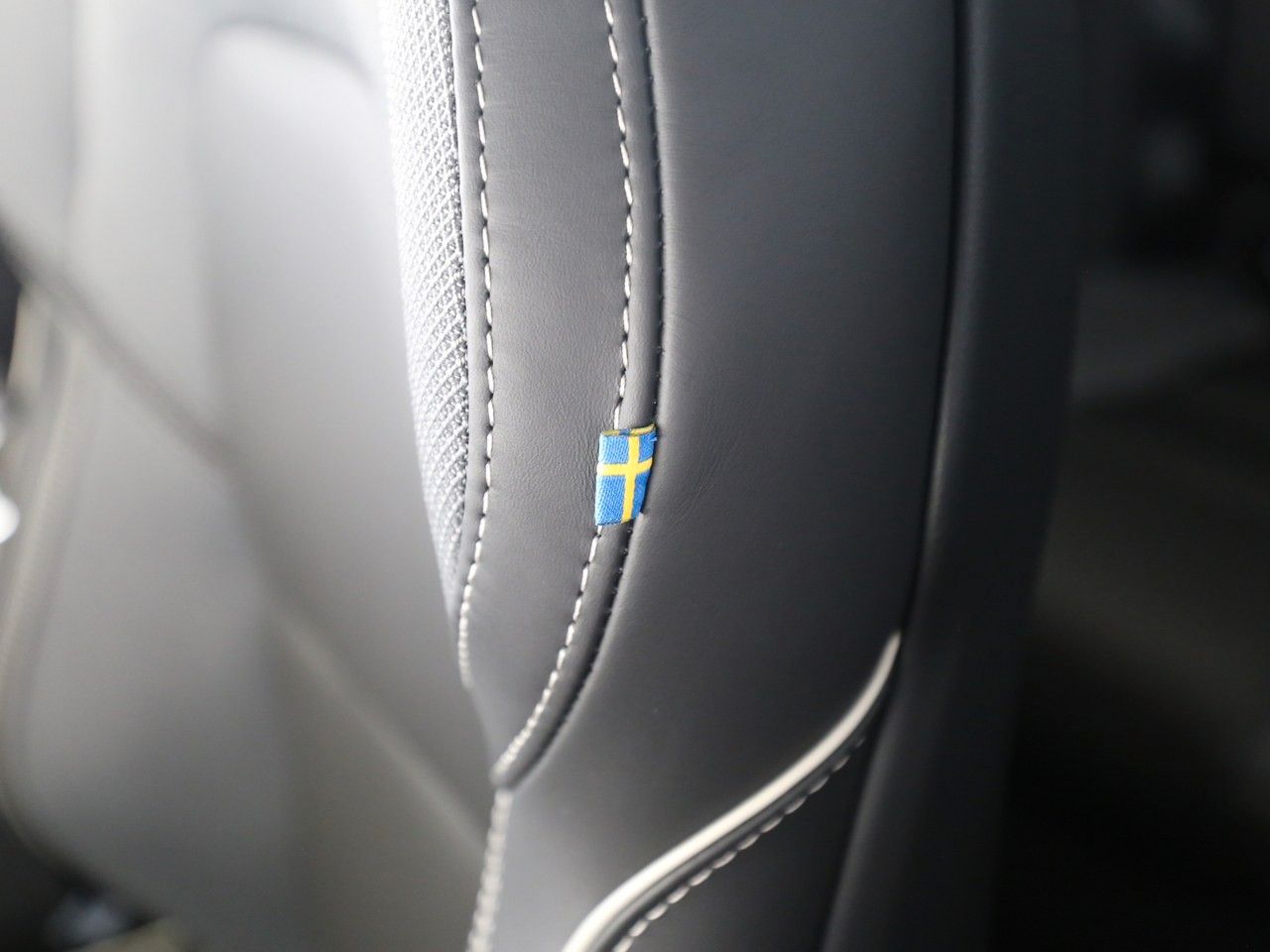 Volvo  T6 Plus Dark Recharge Plug-In Hybrid AWD