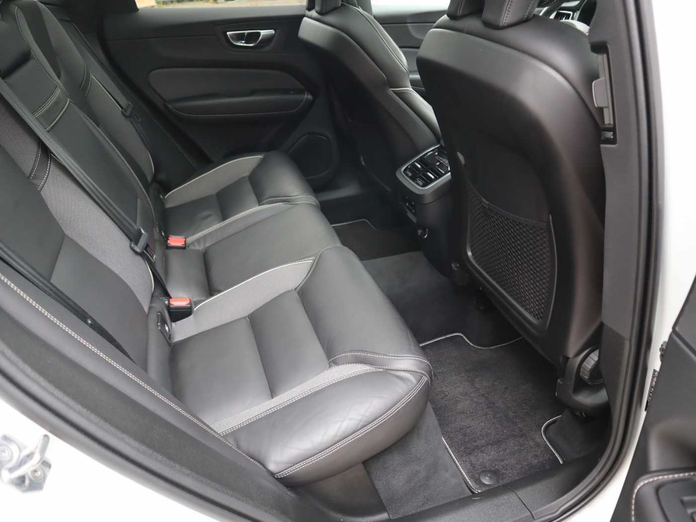 Volvo  B4 R Design AWD