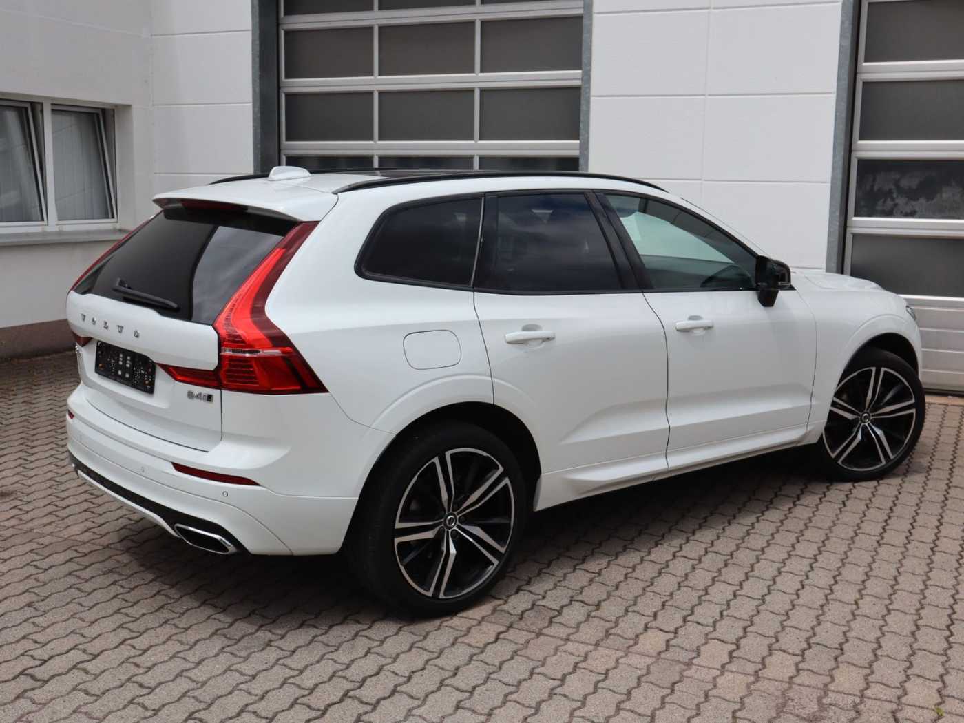 Volvo  B4 R Design AWD