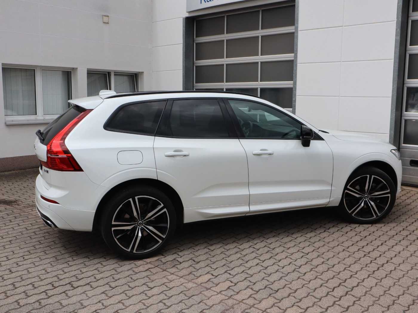 Volvo  B4 R Design AWD
