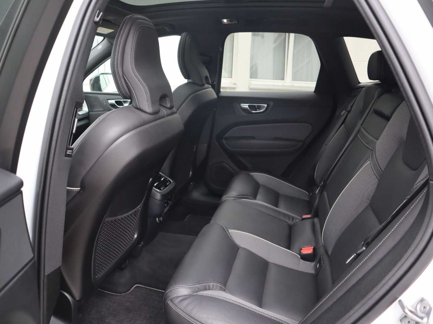Volvo  B4 R Design AWD