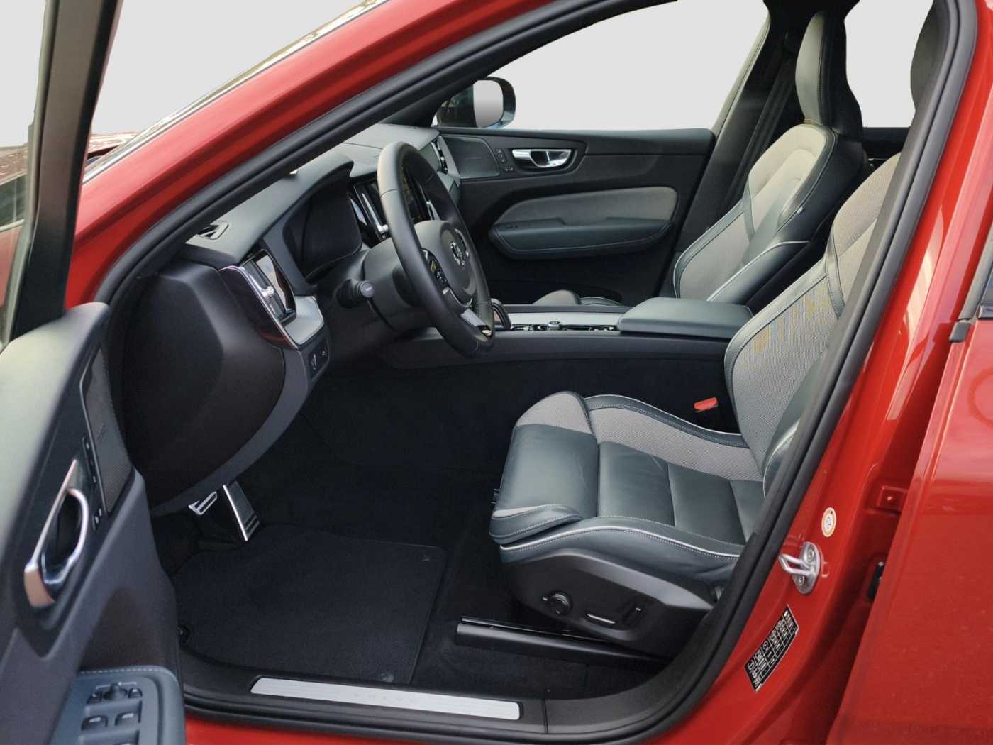 Volvo B4 R Design AWD