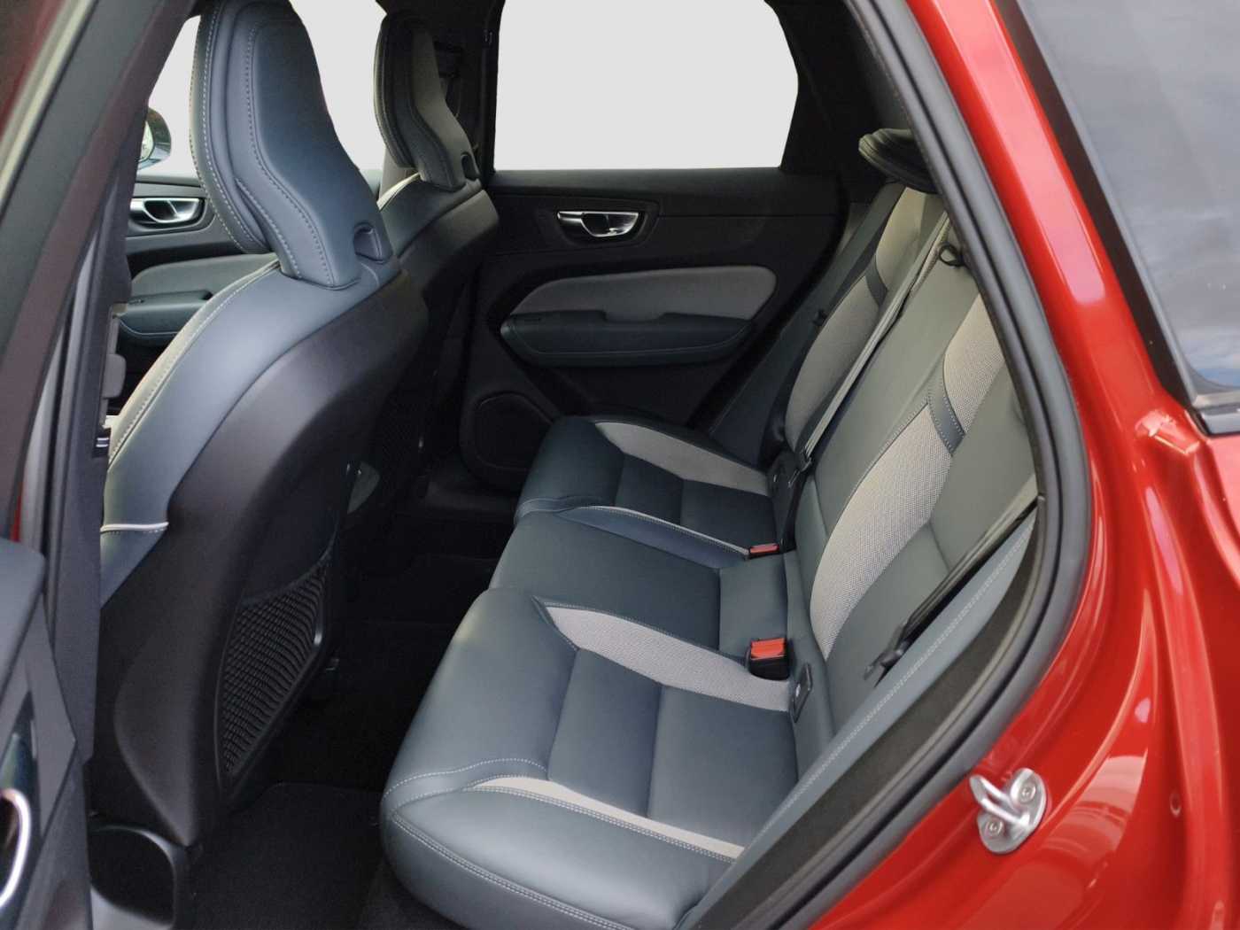 Volvo B4 R Design AWD