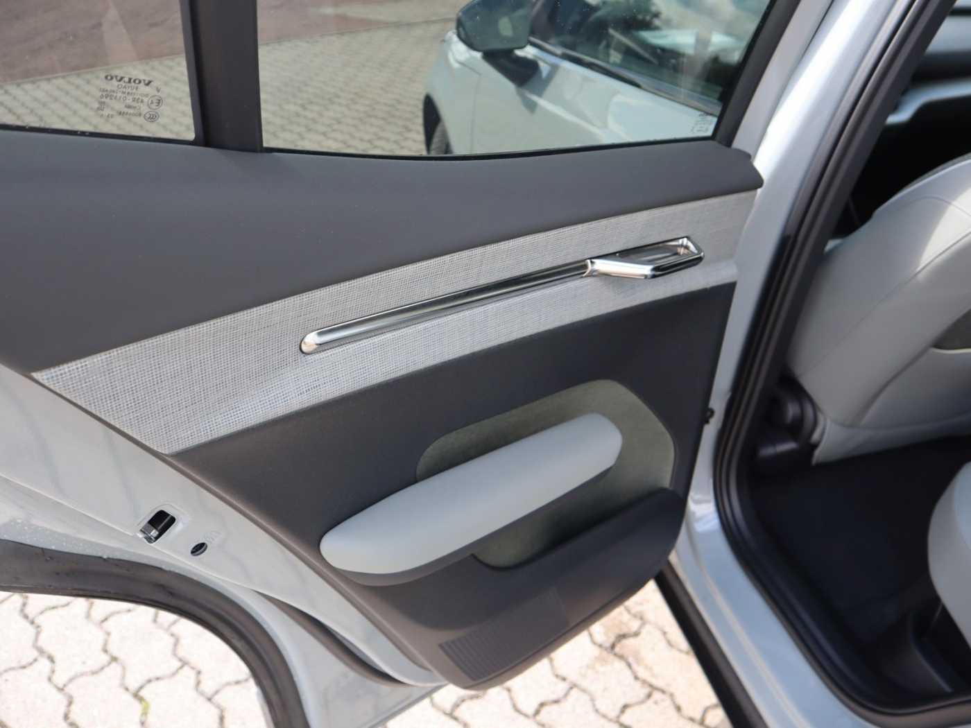 Volvo  Plus 2WD Pure Electric