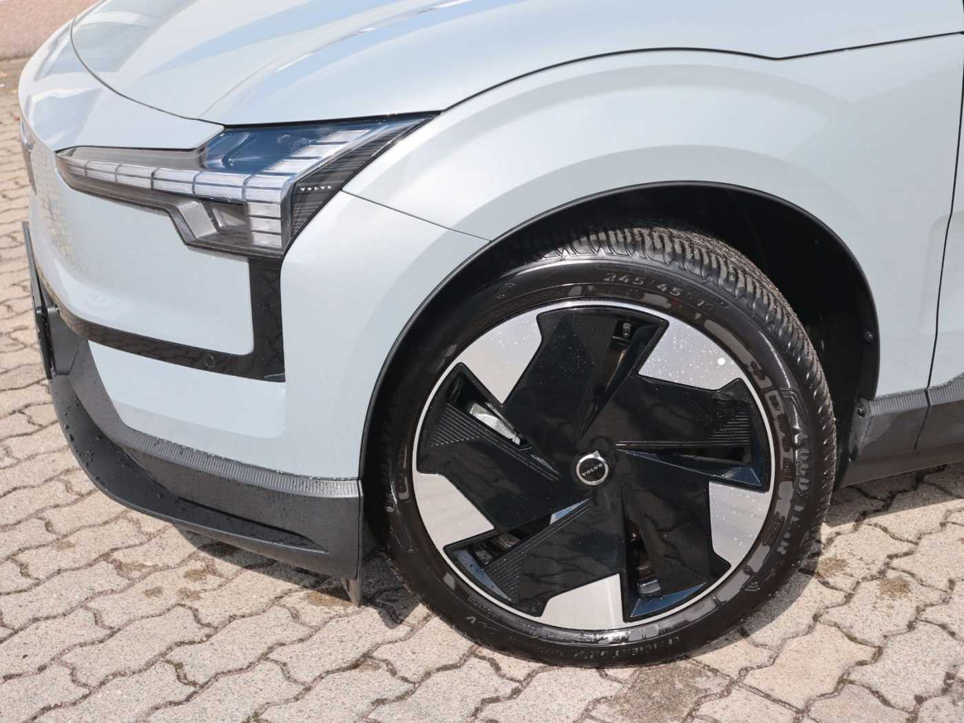 Volvo  Plus 2WD Pure Electric