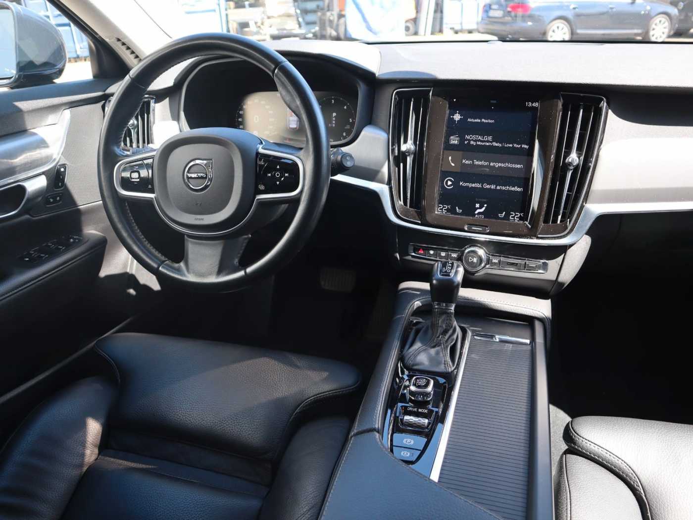 Volvo  D4 Momentum Pro LED*AHK*RFK*SHZ