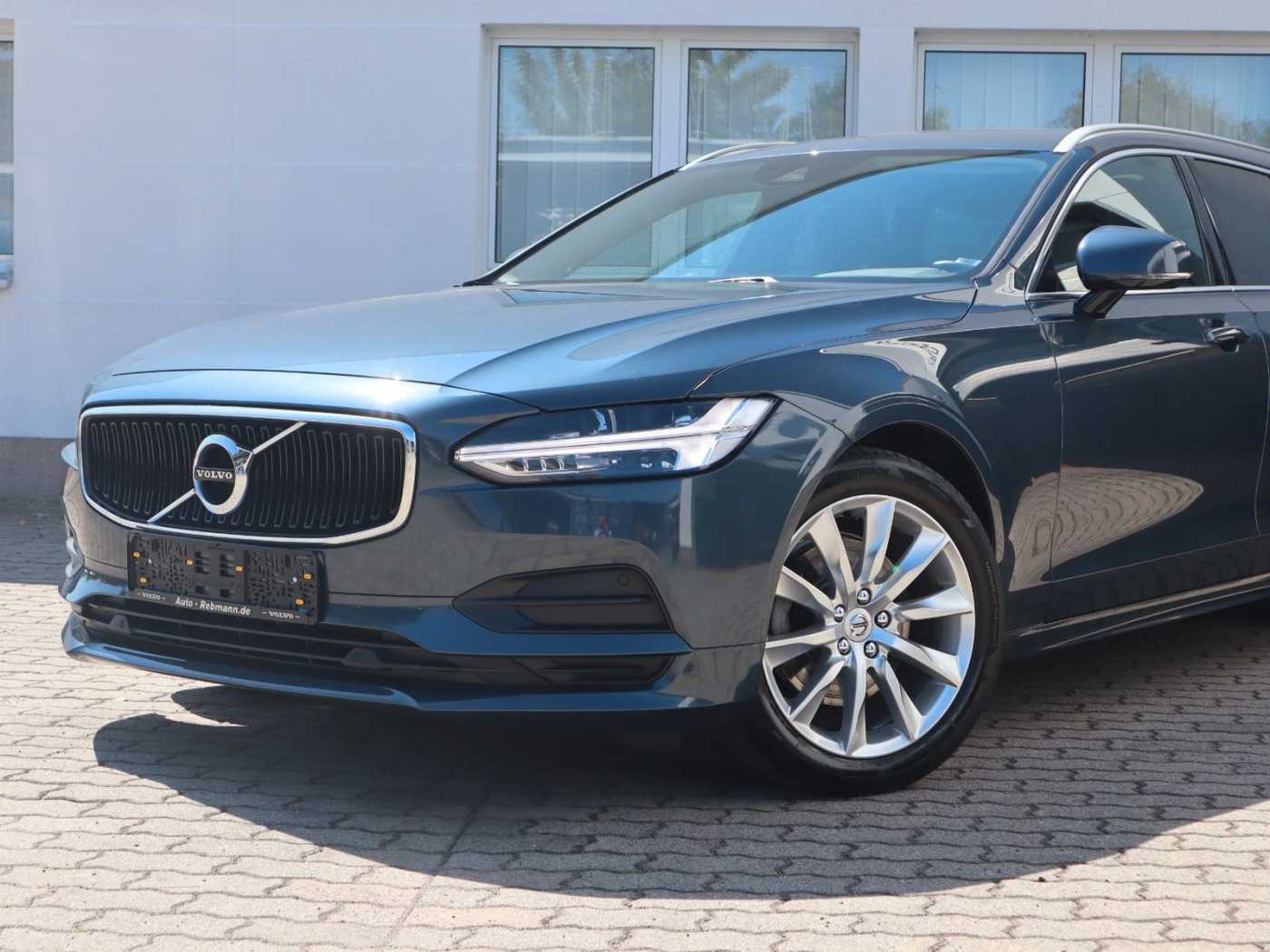 Volvo  D4 Momentum Pro LED*AHK*RFK*SHZ