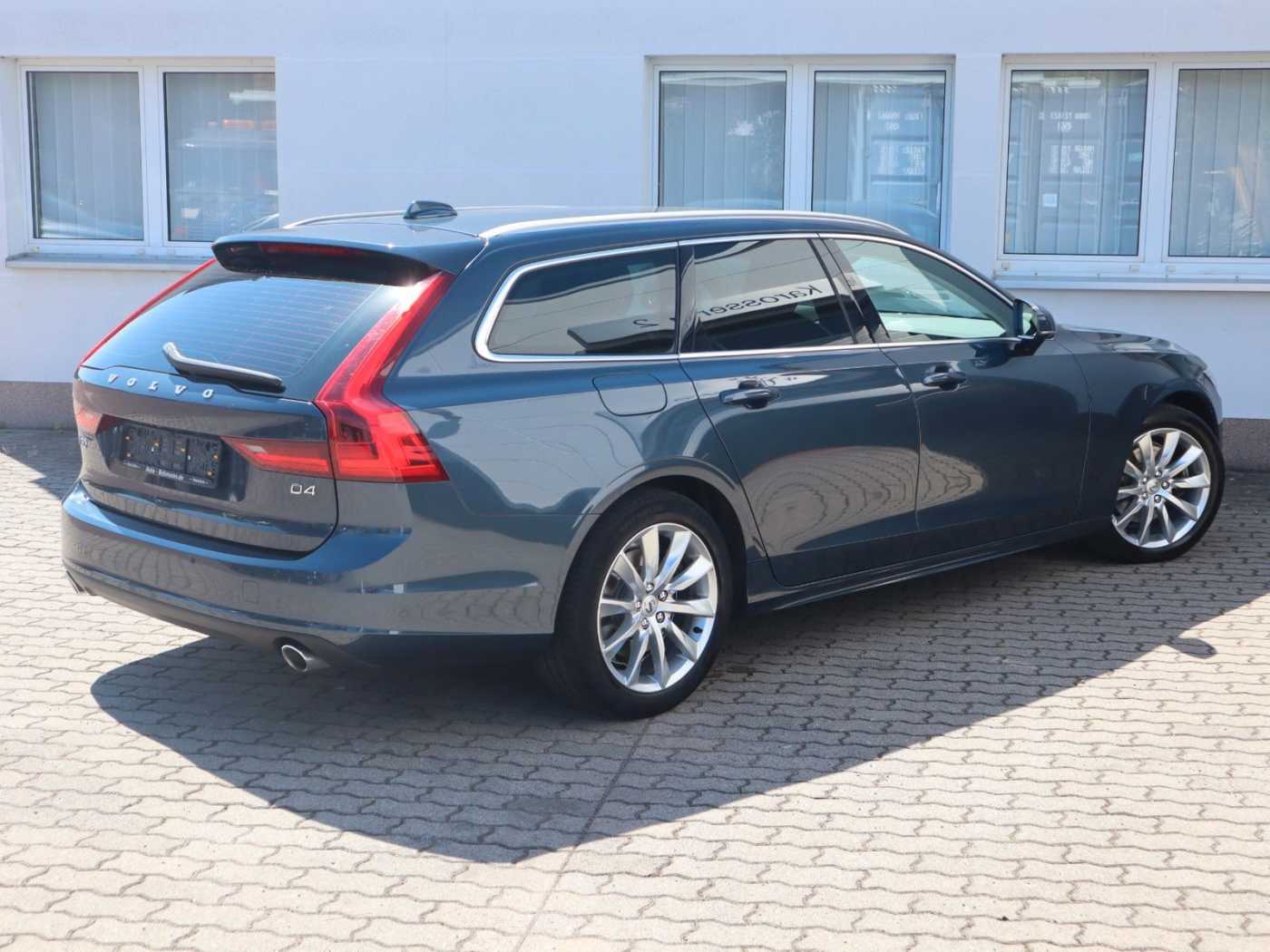Volvo  D4 Momentum Pro LED*AHK*RFK*SHZ