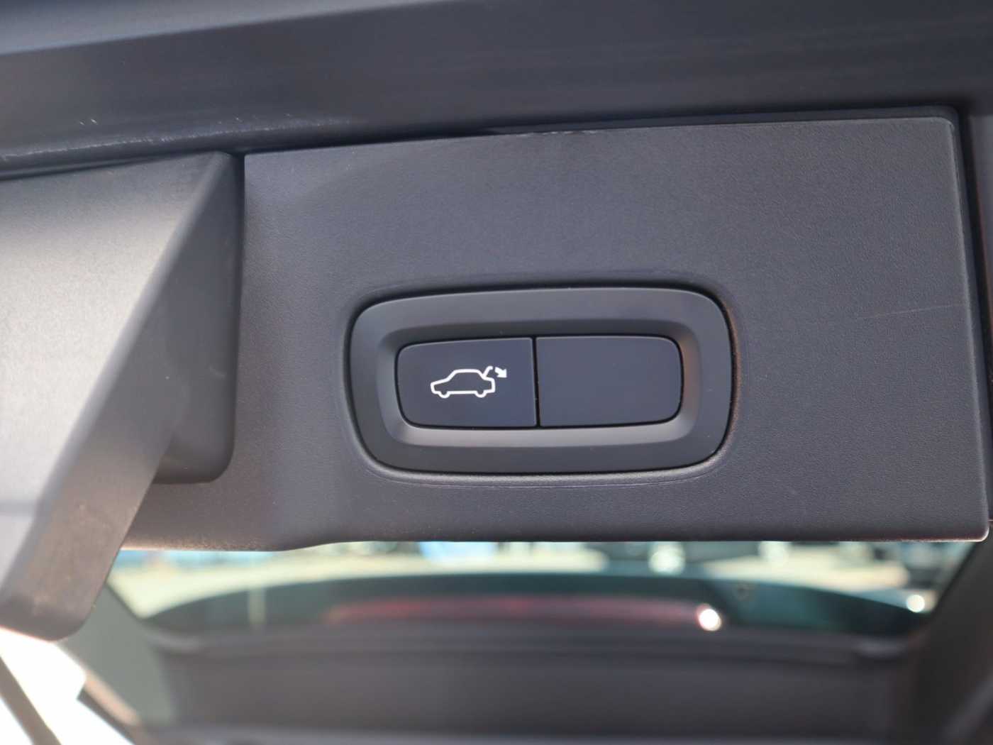 Volvo  D4 Momentum Pro LED*AHK*RFK*SHZ