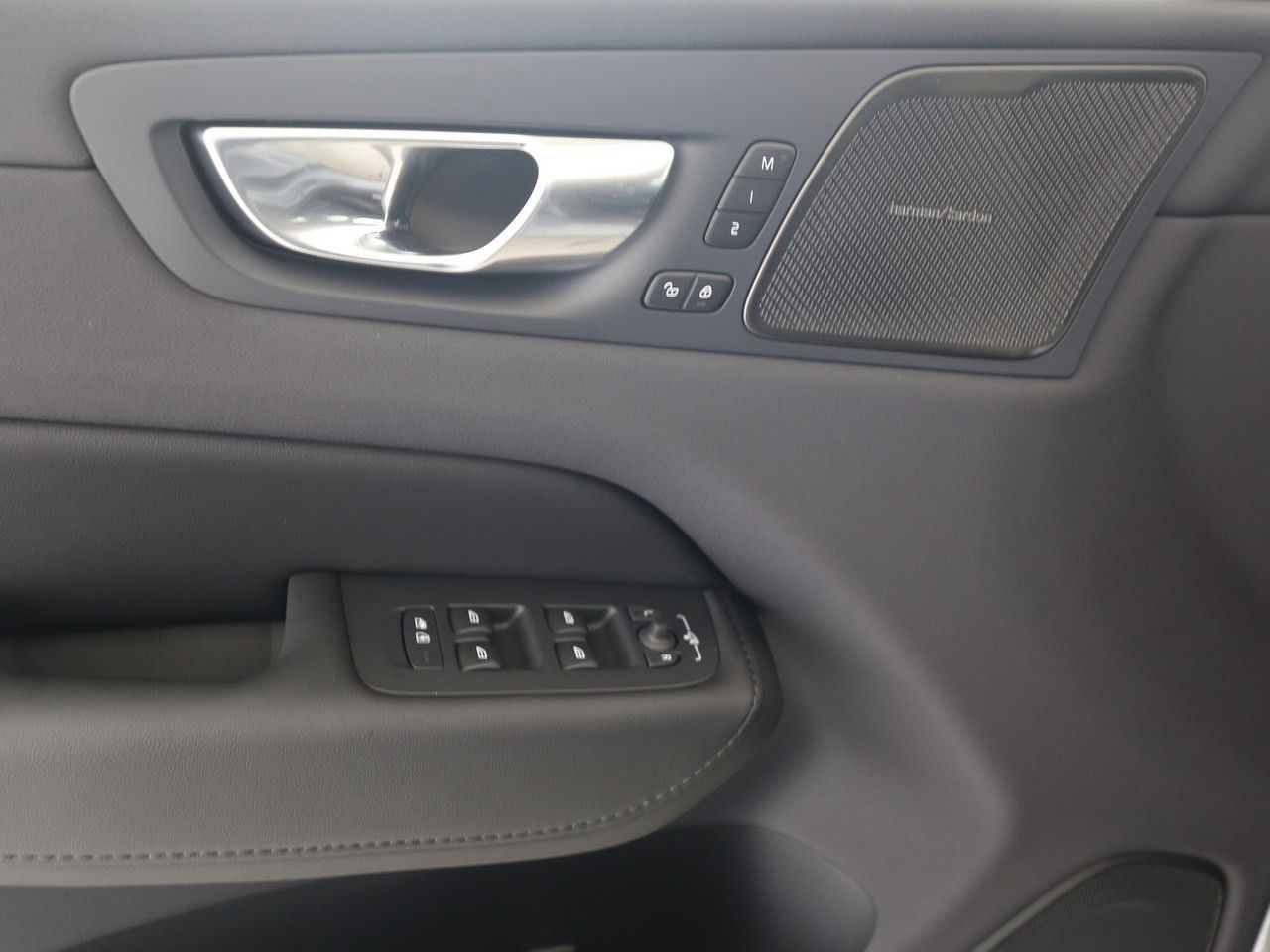 Volvo  T6 Plus Dark Recharge Plug-In Hybrid AWD