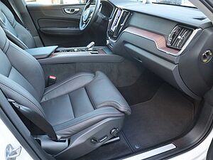Volvo  B4 Ultimate Dark AWD*B&W*Massag*Standh*