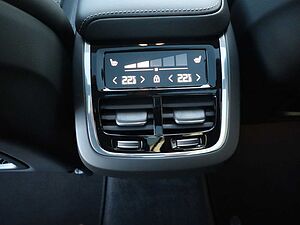 Volvo  B4 Ultimate Dark AWD*B&W*Massag*Standh*