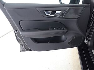 Volvo  B4 Plus Dark