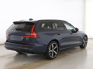 Volvo  B4 Plus Dark