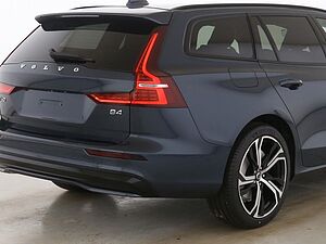 Volvo  B4 Plus Dark