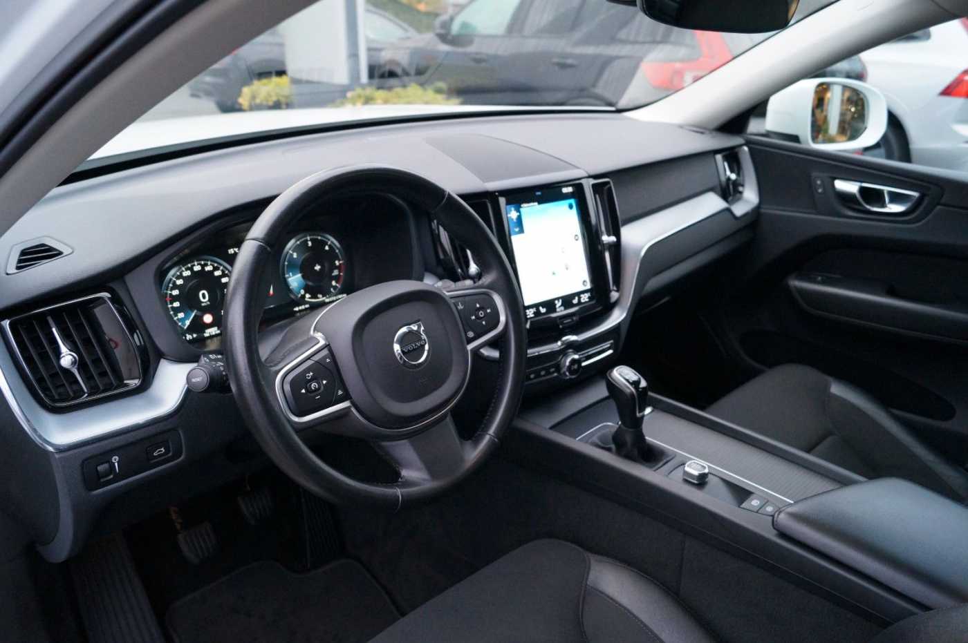 Volvo  D3 2WD Momentum Navi/AHK/LED/Carplay/Sitzh.