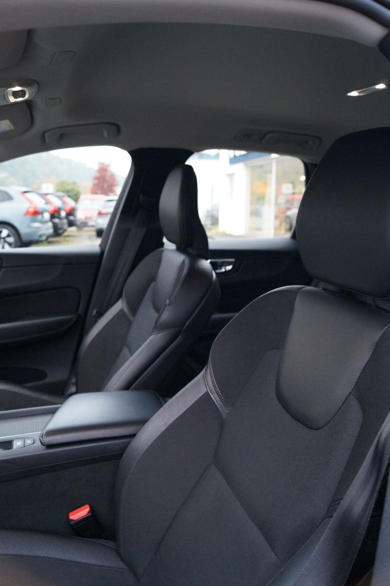 Volvo  D3 2WD Momentum Navi/AHK/LED/Carplay/Sitzh.