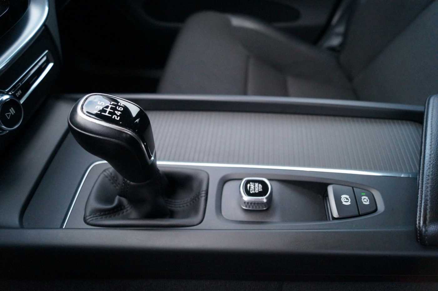 Volvo  D3 2WD Momentum Navi/AHK/LED/Carplay/Sitzh.
