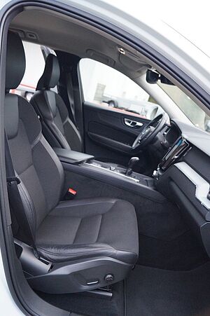 Volvo  D3 2WD Momentum Navi/AHK/LED/Carplay/Sitzh.