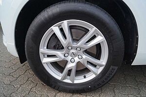 Volvo  D3 2WD Momentum Navi/AHK/LED/Carplay/Sitzh.